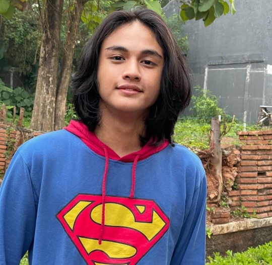 5 Potret Ganteng Dewa Anak Ferdy Element, Berambut Gondrong dan Punya Senyum Manis