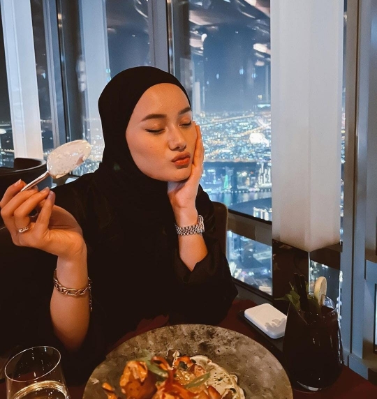 5 Potret Dinner Mewah nan Romantis Dinda Hauw dan Rey Mbayang di Burj Khalifa