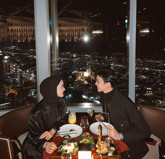 5 Potret Dinner Mewah nan Romantis Dinda Hauw dan Rey Mbayang di Burj Khalifa