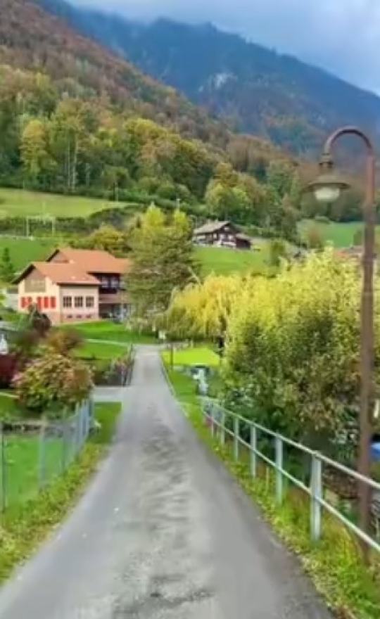 Kampung di Swiss Ini Indahnya Bukan Main, Kayak Negeri Khayalan