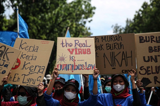 Aksi Buruh Tolak Omnibus Law dan Kenaikan Upah 2022 di Patung Arjuna Wijaya