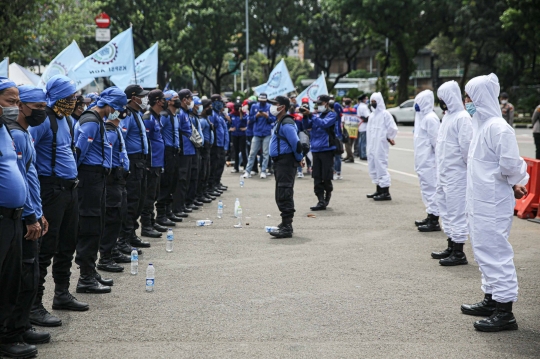 Aksi Buruh Tolak Omnibus Law dan Kenaikan Upah 2022 di Patung Arjuna Wijaya