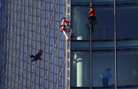 Aksi "Spiderman" Prancis Panjat Gedung Pencakar Langit di Jerman