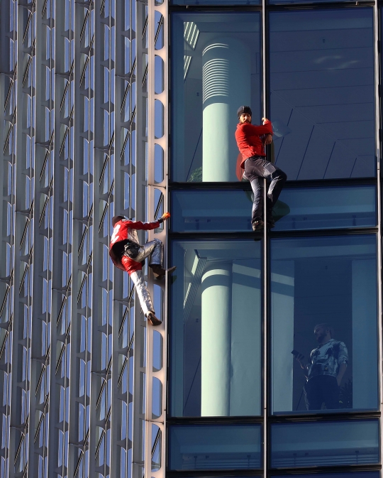 Aksi "Spiderman" Prancis Panjat Gedung Pencakar Langit di Jerman