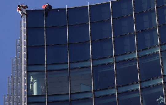 Aksi "Spiderman" Prancis Panjat Gedung Pencakar Langit di Jerman