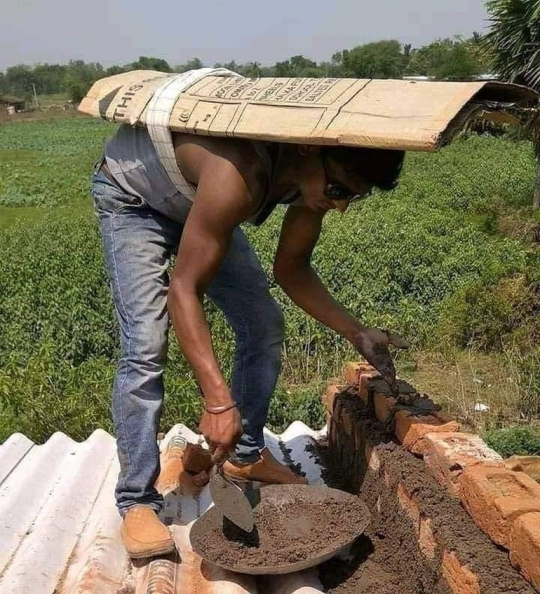 Demi Hindari Panas, Intip Ide Kocak Sekaligus Cemerlang Para Tukang Bangunan Ini