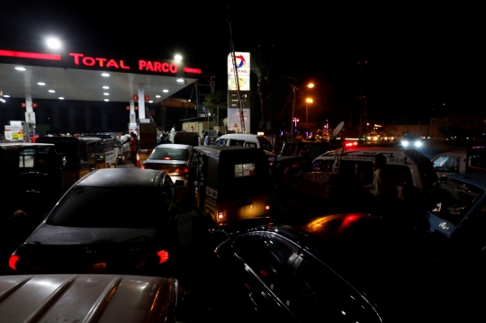 Antrean Pom Bensin di Pakistan Membludak