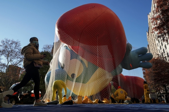 Melihat Balon-Balon Raksasa Dipompa Jelang Parade Hari Thanksgiving Macy