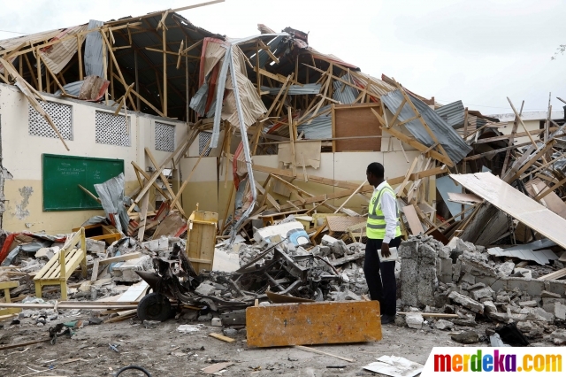 Kondisi kerusakan bangunan akibat ledakan bom bunuh diri di dekat sebuah sekolah dasar dan menengah di Distrik Hodan, Mogadishu, Somalia, Kamis (25/11/2021).