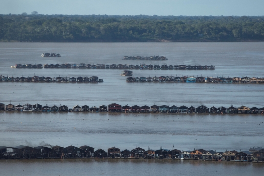 Ratusan Rakit Penambang Liar Keruk Emas di Anak Sungai Amazon