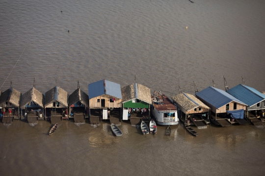 Ratusan Rakit Penambang Liar Keruk Emas di Anak Sungai Amazon
