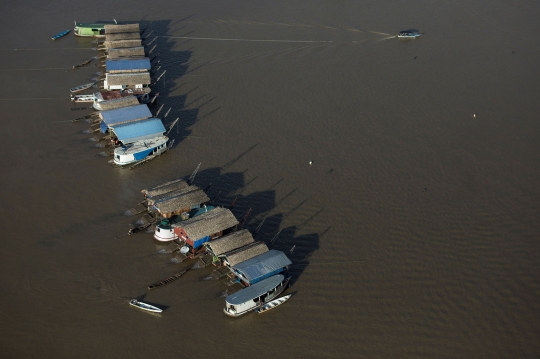 Ratusan Rakit Penambang Liar Keruk Emas di Anak Sungai Amazon