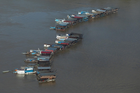 Ratusan Rakit Penambang Liar Keruk Emas di Anak Sungai Amazon