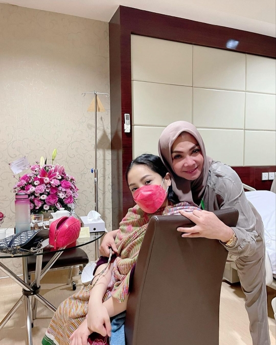 Melahirkan Anak Kedua, Ini Potret Nagita Slavina Didampingi Mama Rieta dan Mama Amy