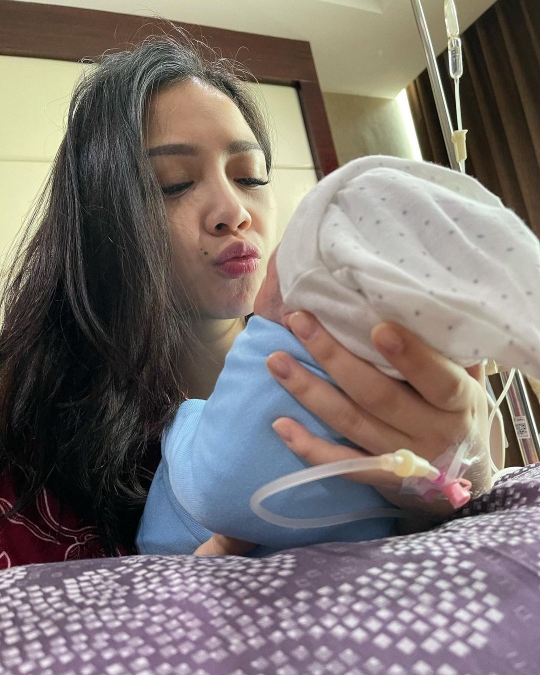 Potret Nagita Gendong Anak Kedua yang Baru Lahir, Ekspresinya Bikin Gemas