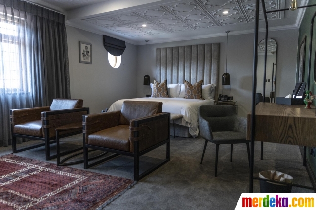 Suasana salah satu kamar tipe 'presidential suite', yang diyakini pernah menjadi kamar tidur Nelson Mandela, di Hotel Sanctuary Mandela di Johannesburg, Afrika Selatan, pada 22 November 2021.