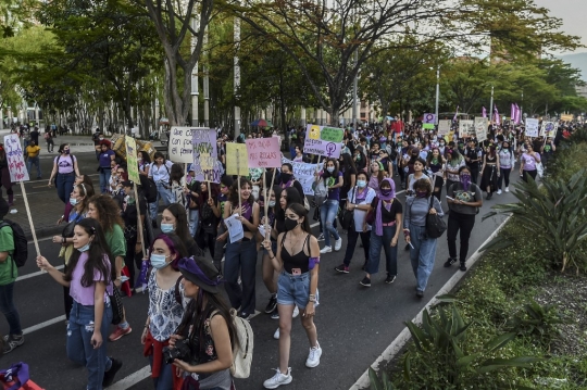 Aksi Unjuk Rasa Peringati Hari Antikekerasan Terhadap Perempuan di Kolombia