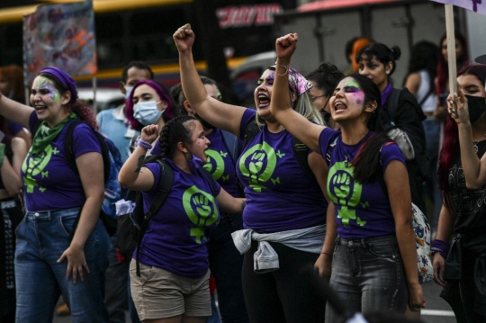 Aksi Unjuk Rasa Peringati Hari Antikekerasan Terhadap Perempuan di Kolombia