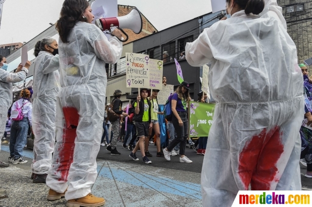 Sejumlah perempuan memakai APD saat berunjuk rasa menuntut diakhirinya kekerasan terhadap perempuan di Medellin, Kolombia, Kamis (25/11/2021).