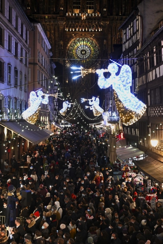 Padatnya Pasar Natal di Prancis saat Eropa Dihantam Lonjakan Covid-19