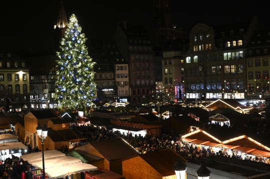 Padatnya Pasar Natal di Prancis saat Eropa Dihantam Lonjakan Covid-19