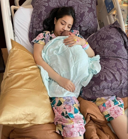 Potret Cantik Nagita Slavina Sedang Memeluk Anak Keduanya Dipuji Netizen