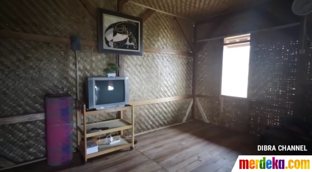 Rumah unik tersebut berada di wilayah Desa Ciwangi, Kecamatan Limbangan, Kabupaten Garut, Jawa Barat. Rumah itu berbentuk rumah panggung, berlantai kayu dan dinding anyaman bambu. 