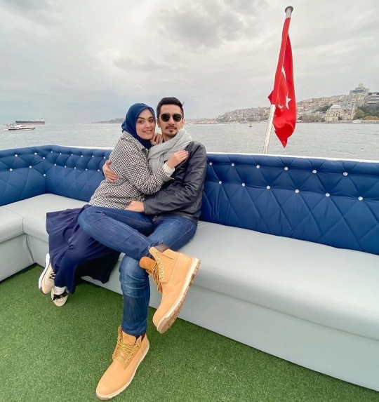 4 Momen Liburan Vebby Palwinta Bareng Keluarga di Turki, Mesra Banget Bareng Suami