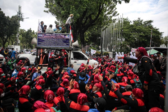 Protes UMP 2022, Massa Buruh Geruduk Balai Kota