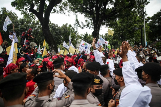 Protes UMP 2022, Massa Buruh Geruduk Balai Kota