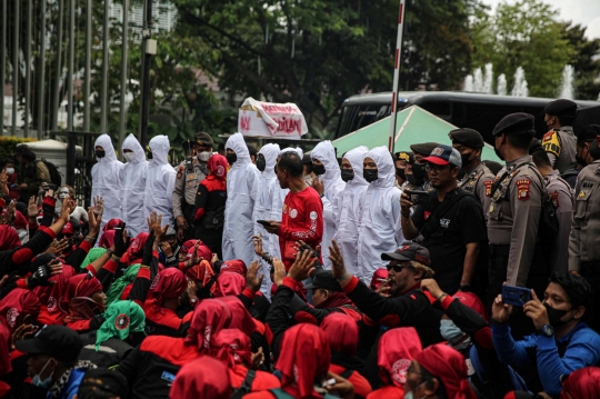 Protes UMP 2022, Massa Buruh Geruduk Balai Kota