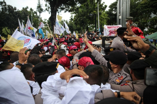 Protes UMP 2022, Massa Buruh Geruduk Balai Kota