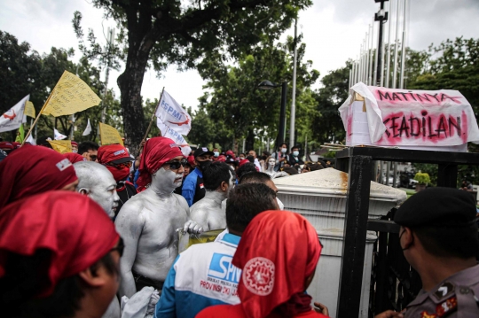 Protes UMP 2022, Massa Buruh Geruduk Balai Kota