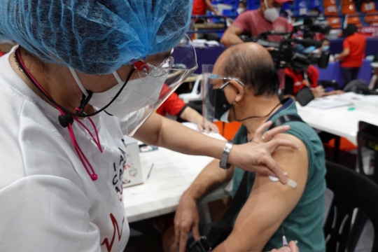 Vaksinasi Covid-19 Massal untuk Cegah Varian Omicron di Filipina