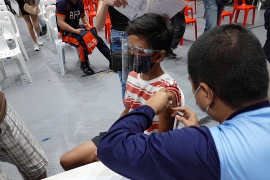 Vaksinasi Covid-19 Massal untuk Cegah Varian Omicron di Filipina