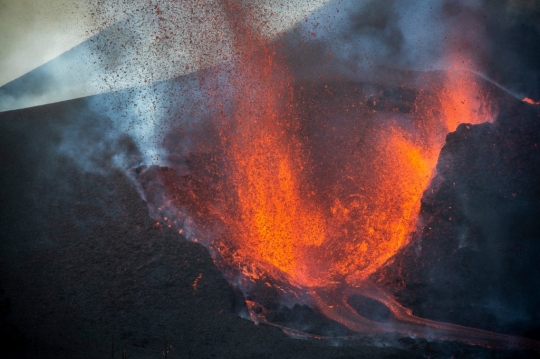 Melihat dari Dekat Semburan Lava Mematikan Gunung Cumbre Vieja