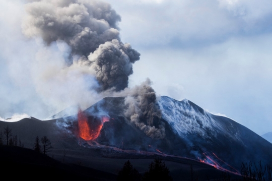 Melihat dari Dekat Semburan Lava Mematikan Gunung Cumbre Vieja