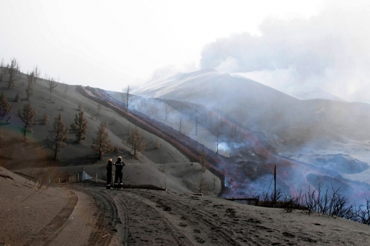 Melihat dari Dekat Semburan Lava Mematikan Gunung Cumbre Vieja