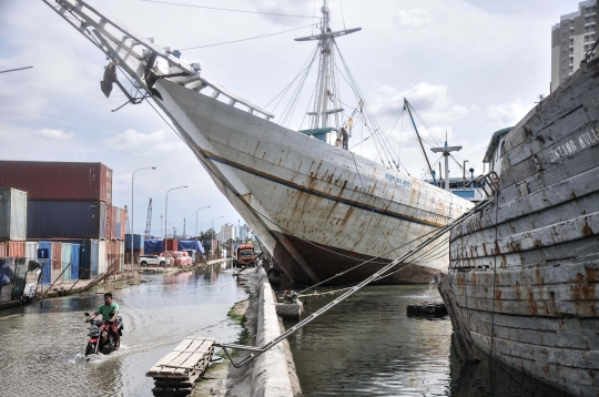 Banjir Rob Berkepanjangan di Pelabuhan Sunda Kelapa