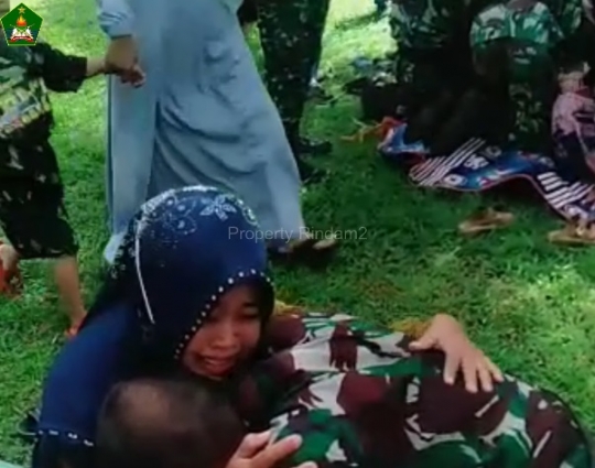Momen Bahagia, Siswa Dikmaba TNI Ini Peluk dan Cium Kaki Orangtuanya