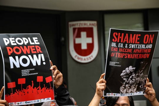 Aksi Unjuk Rasa Tolak WTO di Depan Kedutaan Besar Swiss