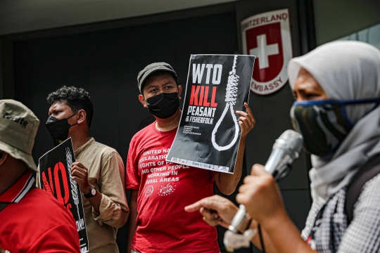 Aksi Unjuk Rasa Tolak WTO di Depan Kedutaan Besar Swiss