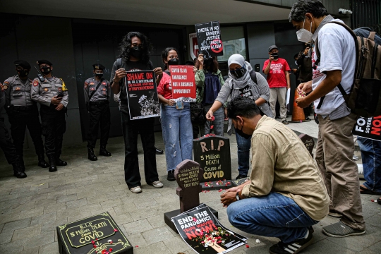 Aksi Unjuk Rasa Tolak WTO di Depan Kedutaan Besar Swiss