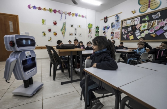 Robot Gantikan Peran Guru di Sekolah Gaza