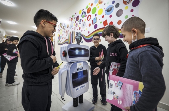 Robot Gantikan Peran Guru di Sekolah Gaza