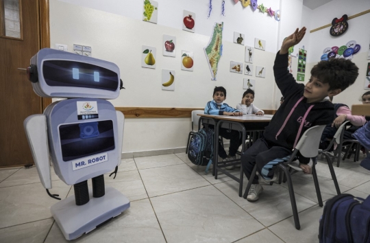 Robot Gantikan Peran Guru di Sekolah Gaza