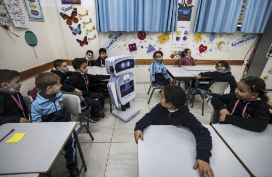 Robot Gantikan Peran Guru di Sekolah Gaza