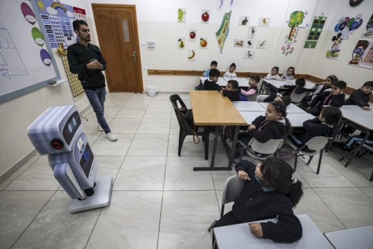 Robot Gantikan Peran Guru di Sekolah Gaza