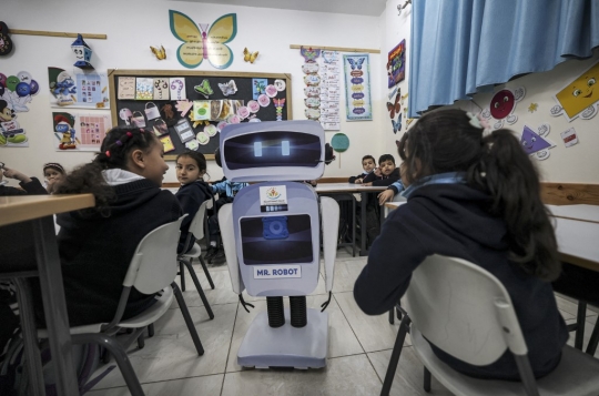 Robot Gantikan Peran Guru di Sekolah Gaza