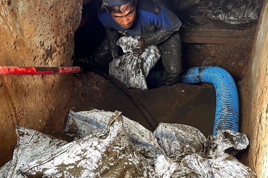 Antisipasi Banjir di Jakarta, Lumpur Gorong-Gorong Dikeruk